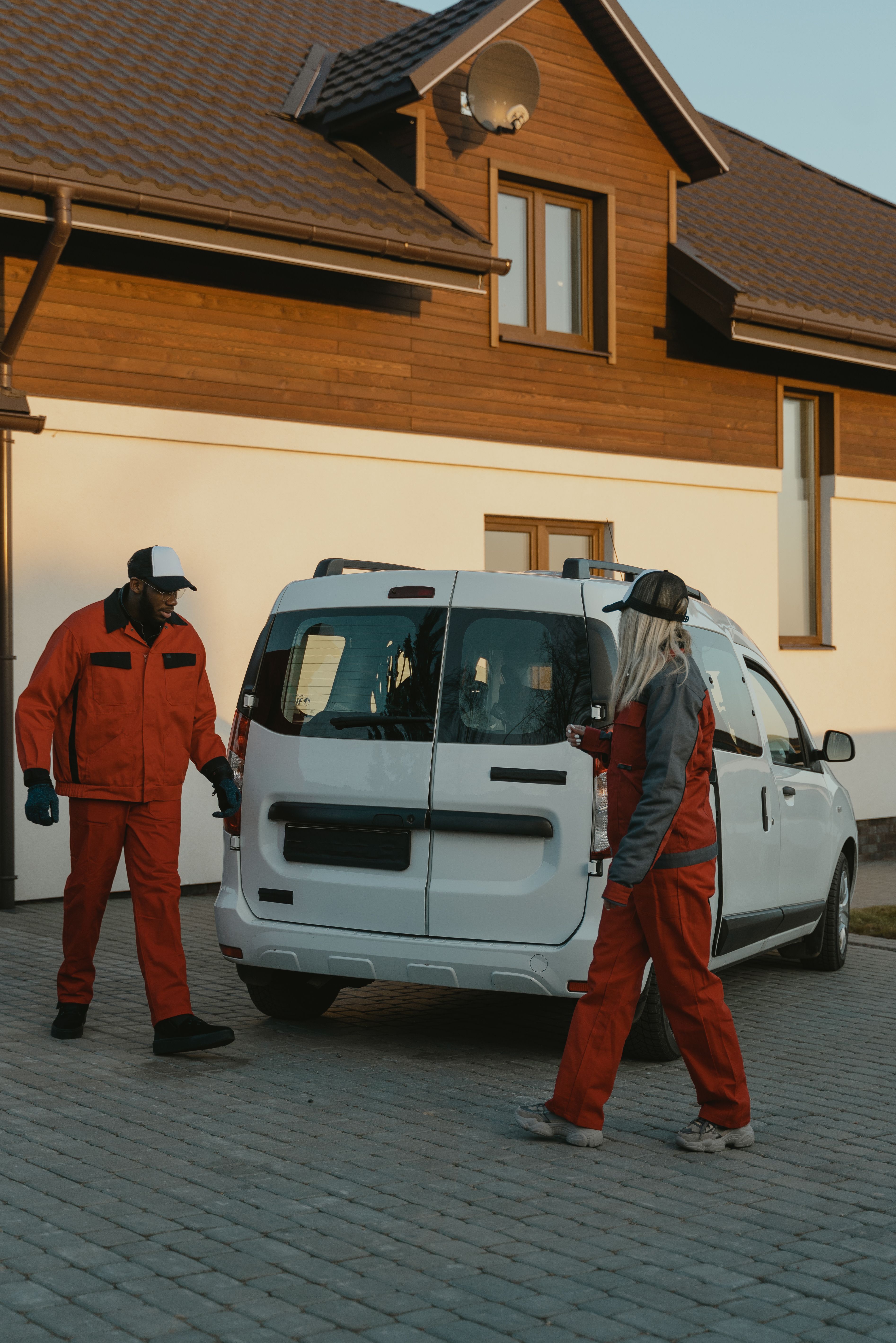 Servisné auto s náradím pri nočnom výjazde na havarijnú poruchu